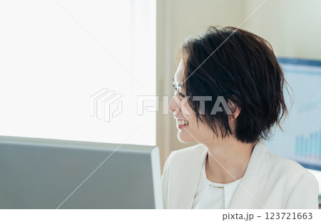 DXツールで仕事するビジネスウーマン 123721663