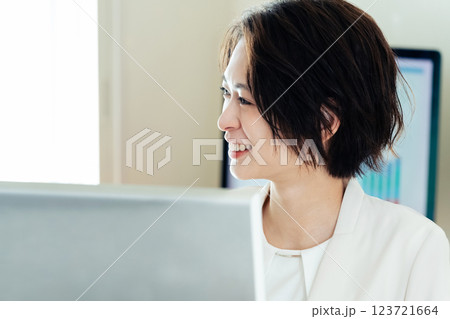 DXツールで仕事するビジネスウーマン 123721664