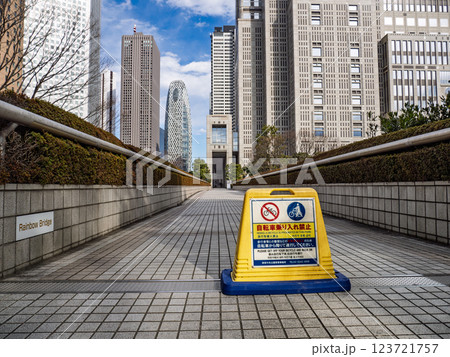 東京都市風景 歩行者用通路に設置された「自転車乗り入れ禁止」の看板 東京都市風景 歩行者用通路に設置された「自転車乗り入れ禁止」の看板 123721757