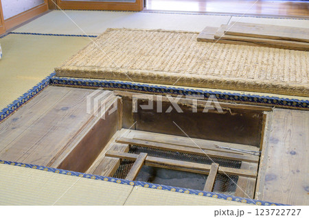 和室の 床下に作られた掘りごたつ 123722727