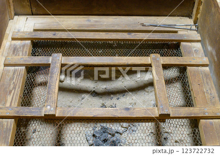 和室の 床下に作られた掘りごたつ 123722732