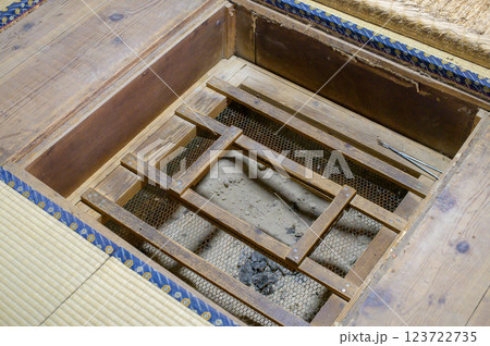 和室の 床下に作られた掘りごたつ 123722735