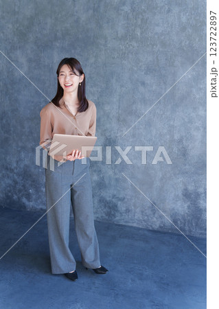ノートパソコンを持つ女性ビジネスマン ノートパソコンを持つ女性ビジネスマン 123722897