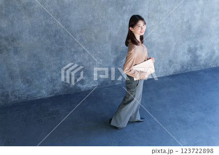 ノートパソコンを持つ女性ビジネスマン ノートパソコンを持つ女性ビジネスマン 123722898