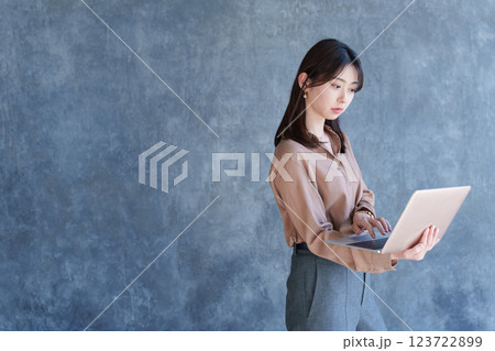 ノートパソコンを持つ女性ビジネスマン 123722899