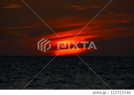 雲がかかり おぼろげな太陽 雲がかかり おぼろげな太陽 123723146