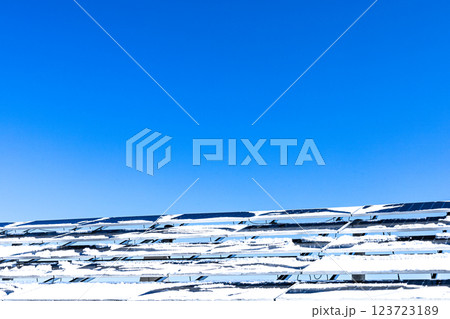 冬の青空が広がる積雪したソーラーパネルの風景 123723189