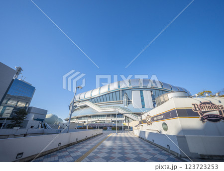 晴天の京セラドーム大阪の東口ゲート（大阪ドーム） 123723253