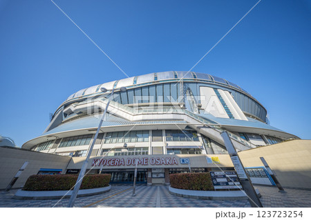 晴天の京セラドーム大阪の東口ゲート（大阪ドーム） 123723254