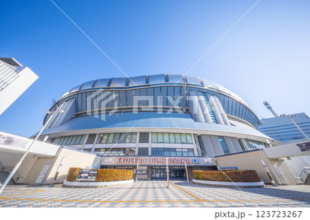 晴天の京セラドーム大阪の南口ゲート（大阪ドーム） 123723267