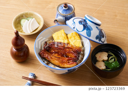 玉子焼入りの鰻丼 玉子焼入りの鰻丼 123723369