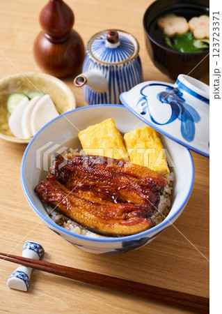 玉子焼入りの鰻丼 123723371