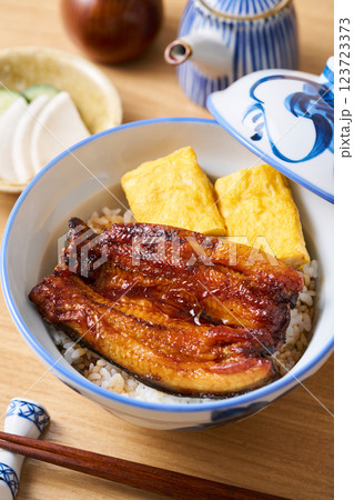 玉子焼入りの鰻丼 123723373