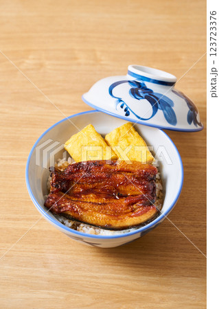 玉子焼入りの鰻丼 123723376
