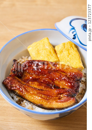 玉子焼入りの鰻丼 玉子焼入りの鰻丼 123723377