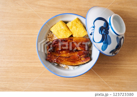 玉子焼入りの鰻丼 123723380