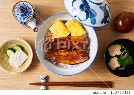 玉子焼入りの鰻丼 123723381