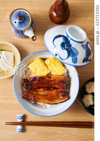 玉子焼入りの鰻丼 123723382