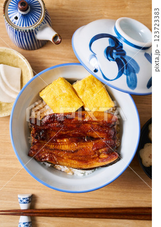 玉子焼入りの鰻丼 123723383