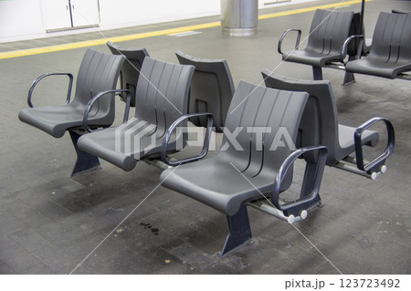 京阪電車守口市駅のベンチ 京阪電車守口市駅のベンチ 123723492
