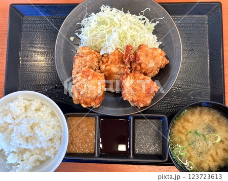 唐揚げ定食　キャベツいっぱいの唐揚げ定食 123723613