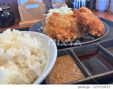 唐揚げ定食　キャベツいっぱいの唐揚げ定食 123723615