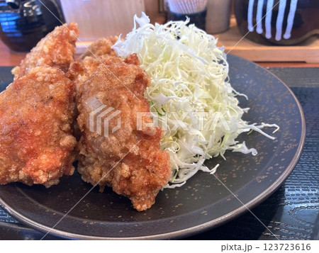 唐揚げ定食　キャベツいっぱいの唐揚げ定食 123723616