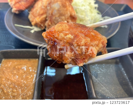 唐揚げ定食　キャベツいっぱいの唐揚げ定食 123723617
