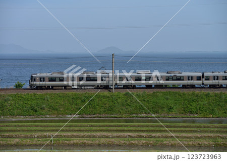 湖西線を走る223系普通電車 123723963