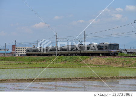 北陸本線を走る223系新快速電車4両 123723965