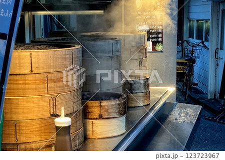 街角の豚まん屋　湯気を上げるせいろ 123723967