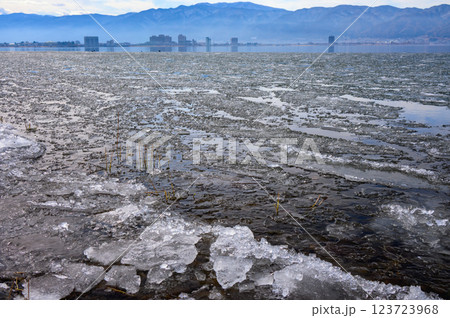 氷片が打ち寄せる湖岸【諏訪湖】 123723968