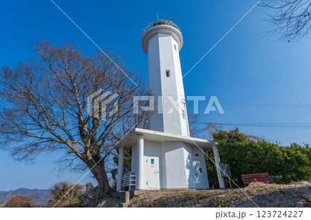 兵庫県赤穂市　赤穂岬温泉の高台に建つ白亜の赤穂御崎灯台 123724227