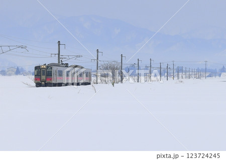 雪景色の奥羽本線 123724245