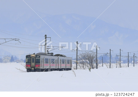 雪景色の奥羽本線 123724247