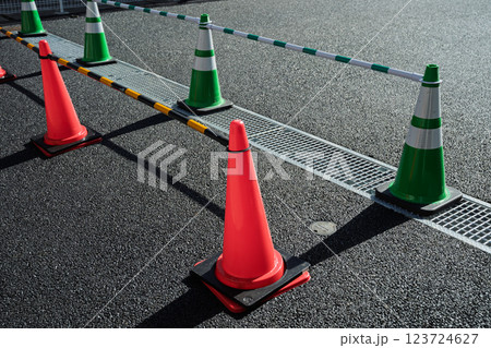 歩道の舗装工事 グレーチング敷設工事 歩道の舗装工事 グレーチング敷設工事 123724627