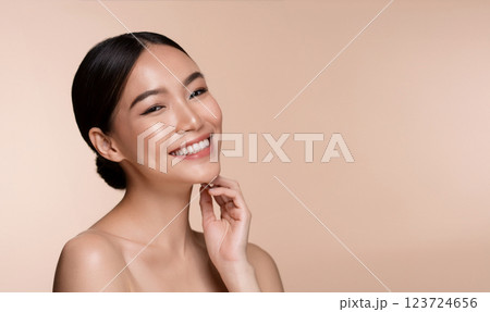 肌を気にする若い女性 123724656