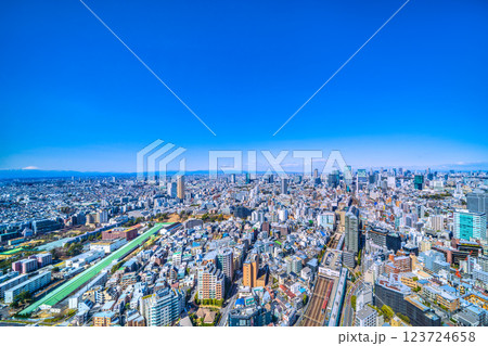 日本の東京都市景観 富士山が見える珍景・新風景。渋谷のビル群やアクシュ、新宿、電車、山々、男体山も 123724658