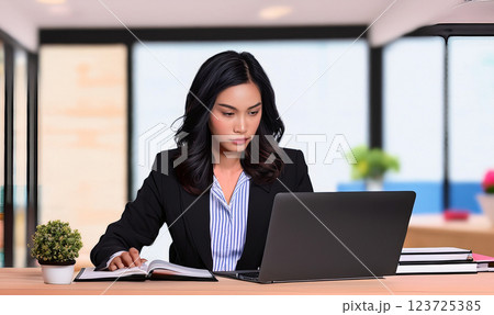 パソコンの画面に向かって仕事をする女性 123725385