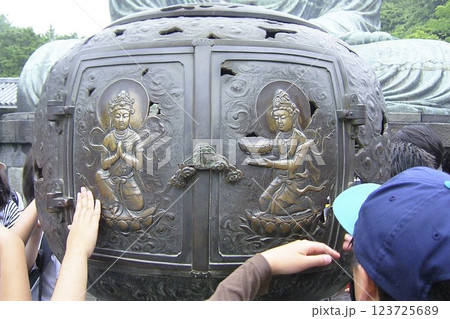 参拝の前に煙でけがれを清め落とすための備え付けの香l炉2 参拝の前に煙でけがれを清め落とすための備え付けの香l炉2 123725689