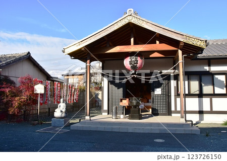 愛知県　豊川稲荷門前町の薬師堂 123726150