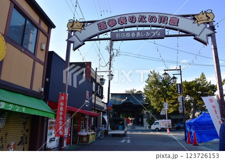 愛知県　豊川稲荷表参道の町並みと豊川稲荷総門 123726153