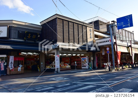愛知県　豊川商店街と土産物屋 123726154