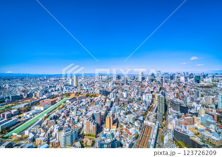 日本の東京都市景観 富士山が見える珍景・新風景。渋谷のビル群や新宿、電車などを望む。アクシュ、男体山 123726209
