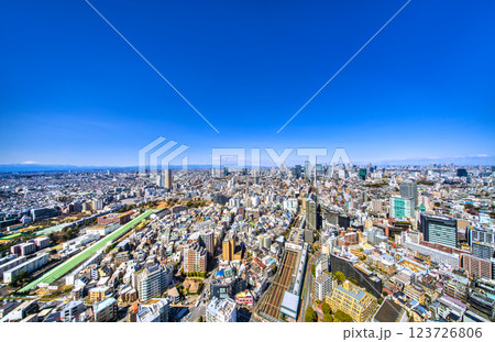 日本の東京都市景観 富士山が見える珍景・新風景。渋谷のビル群や電車などを望む。アクシュ、男体山 123726806