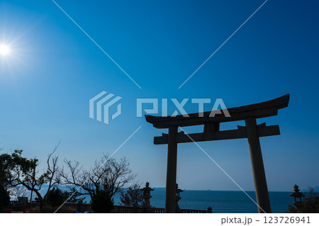 兵庫県赤穂市 赤穂御崎の伊和都比売神社の大鳥居越しの瀬戸内海 兵庫県赤穂市 赤穂御崎の伊和都比売神社の大鳥居越しの瀬戸内海 123726941