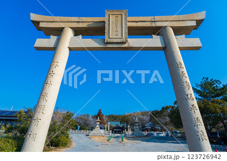 兵庫県赤穂市　青空に映える伊和都比売神社の大鳥居 123726942