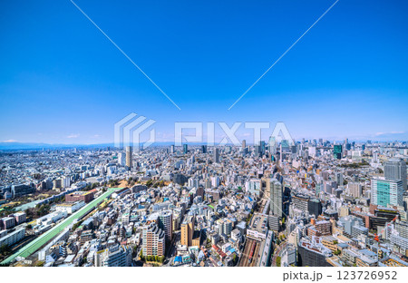 日本の東京都市景観 富士山が見える珍景・新風景。渋谷のビル群や新宿、電車などを望む。アクシュ、男体山 日本の東京都市景観 富士山が見える珍景・新風景。渋谷のビル群や新宿、電車などを望む。アクシュ、男体山 123726952