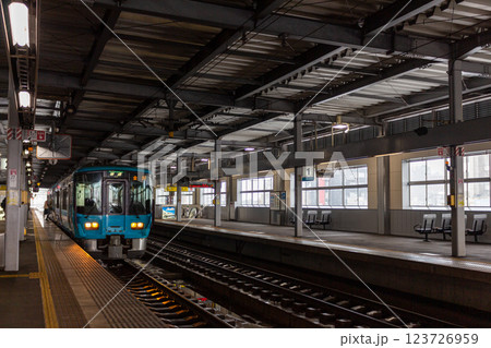 駅の長いホームで発車を待つ普通電車【IRいしかわ鉄道 小松駅】 駅の長いホームで発車を待つ普通電車【IRいしかわ鉄道 小松駅】 123726959