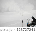 大雪山の噴気孔の前で休憩するテレマークスキーヤー 123727241